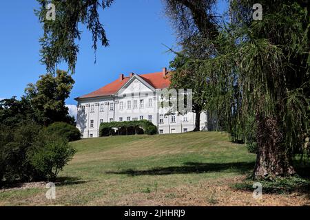 Hohenzieritz, Deutschland. 12.. Juli 2022. Der Park mit dem Schloss, in dem Königin Luise (1776 - 1810) starb. Das ursprüngliche „Büstensegment aus der Grabfigur von Königin Luise“ (um 1820 bis 1830) von Christian Daniel Rauch ist nun wieder in das Denkmal zurückgekehrt. Die Büste soll am Luisetag (19.07.2022) in Hohenzieritz anlässlich des 212.. Todestages des einst geliebten Monarchen überreicht werden. Quelle: Bernd Wüstneck/dpa/Alamy Live News Stockfoto