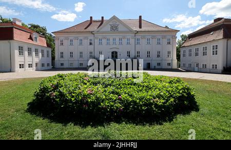 Hohenzieritz, Deutschland. 12.. Juli 2022. Das Schloss, in dem Königin Luise (1776 - 1810) starb. Das ursprüngliche „Büstensegment aus der Grabfigur von Königin Luise“ (um 1820 bis 1830) von Christian Daniel Rauch ist nun wieder in das Denkmal zurückgekehrt. Die Büste soll am Luisetag (19.07.2022) in Hohenzieritz anlässlich des 212.. Todestages des einst geliebten Monarchen überreicht werden. Quelle: Bernd Wüstneck/dpa/Alamy Live News Stockfoto