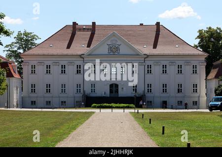 Hohenzieritz, Deutschland. 12.. Juli 2022. Der Palast, in dem die preußische Königin Luise (1776-1810) starb. Das ursprüngliche „Büstensegment aus der Grabfigur von Königin Luise“ von Christian Daniel Rauch, um 1820/1830, ist nun wieder in das Denkmal zurückgekehrt. Sie wird am 19.07.2022, dem Luisetag, anlässlich des 212.. Todestages des einst populären Monarchen in Hohenzieritz überreicht. Quelle: Bernd Wüstneck/dpa/Alamy Live News Stockfoto