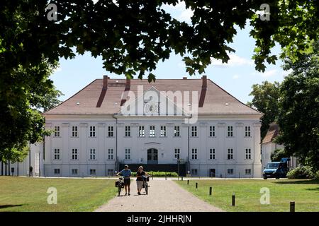 Hohenzieritz, Deutschland. 12.. Juli 2022. Das Schloss, in dem Königin Luise (1776 - 1810) starb. Das ursprüngliche „Büstensegment aus der Grabfigur von Königin Luise“ (um 1820 bis 1830) von Christian Daniel Rauch ist nun wieder in das Denkmal zurückgekehrt. Die Büste soll am Luisetag (19.07.2022) in Hohenzieritz anlässlich des 212.. Todestages des einst geliebten Monarchen überreicht werden. Quelle: Bernd Wüstneck/dpa/Alamy Live News Stockfoto