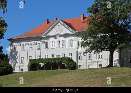 Hohenzieritz, Deutschland. 12.. Juli 2022. Der Palast, in dem die preußische Königin Luise (1776-1810) starb. Das ursprüngliche „Büstensegment aus der Grabfigur von Königin Luise“ von Christian Daniel Rauch, um 1820/1830, ist nun wieder in das Denkmal zurückgekehrt. Sie wird am 19.07.2022, dem Luisetag, anlässlich des 212.. Todestages des einst populären Monarchen in Hohenzieritz überreicht. Quelle: Bernd Wüstneck/dpa/Alamy Live News Stockfoto