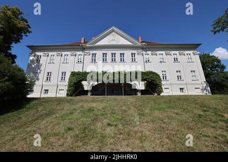 Hohenzieritz, Deutschland. 12.. Juli 2022. Das Schloss, in dem Königin Luise (1776 - 1810) starb. Das ursprüngliche „Büstensegment aus der Grabfigur von Königin Luise“ (um 1820 bis 1830) von Christian Daniel Rauch ist nun wieder in das Denkmal zurückgekehrt. Die Büste soll am Luisetag (19.07.2022) in Hohenzieritz anlässlich des 212.. Todestages des einst geliebten Monarchen überreicht werden. Quelle: Bernd Wüstneck/dpa/Alamy Live News Stockfoto