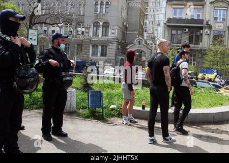 Die Demonstranten und die Polizei nehmen während des marsches der Verteidiger der Stadt Teil. Die Auseinandersetzungen in Odesa 2014 waren eine Reihe von Konflikten zwischen pro-Maidan- und Anti-Maidan-Demonstranten, die sich 2014 in der südukrainischen Stadt Odesa nach der Revolution der würde ereigneten. Die Gewalt verschärfte sich am 2. Mai, als eine pro-Maidan-Demonstration von Anti-Maidan-Aktivisten angegriffen wurde. 48 Menschen starben, davon 46 Anti-Maidan-Aktivisten. 42 der Opfer starben beim Brand des Gewerkschaftshauses und 200 wurden verletzt. Im Jahr 2021 nahmen rund 1.200 Teilnehmer am Marc Teil Stockfoto