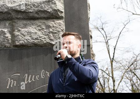 Andrij Jewheniyowytsch Biletsky ist ein ukrainischer Rechtsextremen, der während des marsches der Verteidiger der Stadt am Denkmal für Taras Schewtschenko gesehen wurde. Die Auseinandersetzungen in Odesa 2014 waren eine Reihe von Konflikten zwischen pro-Maidan- und Anti-Maidan-Demonstranten, die sich 2014 in der südukrainischen Stadt Odesa nach der Revolution der würde ereigneten. Die Gewalt verschärfte sich am 2. Mai, als eine pro-Maidan-Demonstration von Anti-Maidan-Aktivisten angegriffen wurde. 48 Menschen starben, davon 46 Anti-Maidan-Aktivisten. 42 der Opfer starben beim Brand des Gewerkschaftshauses, und Stockfoto