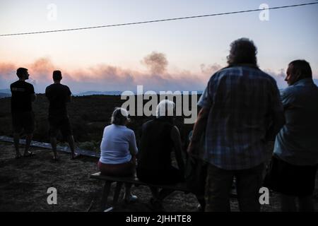 Abrence, Slowenien. 17.. Juli 2022. Von Kostanjevica na Krasu aus beobachten Einheimische ein großes Waldfeuer in den Hügeln. In den Hügeln des slowenischen Karstgebiets brach ein großer Waldbrand aus, da das Land unter Dürre und hohen Temperaturen leidet. Das Feuer brannte zwei Tage lang, und über 400 Feuerwehrmänner bekämpften das Feuer mit Luftunterstützung der slowenischen Armee, eines Polizeihubschraubers, italienischer Hubschrauber und eines kroatischen Canadair-Löschflugzeugs. Kredit: SOPA Images Limited/Alamy Live Nachrichten Stockfoto