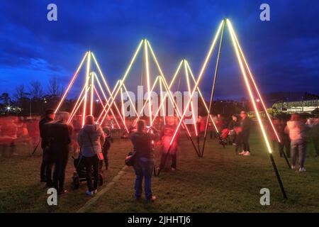 Leichte Röhrenskulpturen in einem Park in Auckland, Neuseeland, während der Feierlichkeiten von Matariki, dem Maori-Neujahr Stockfoto