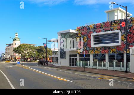 Napier, Neuseeland. Blick auf die Marine Parade, mit dem Gebäude des MTG (Museum, Theater, Galerie) im Vordergrund und dem Art déco-Gebäude „The Dome“ dahinter Stockfoto