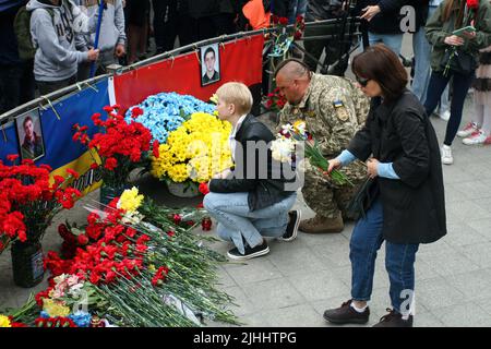 2. Mai 2021, Odessa, Ukraine: Menschen werden gesehen, wie sie Blumen auf die Fotos der Opfer der Ereignisse vom 05/02/2014 während des marsches der Verteidiger der Stadt legen. Die Auseinandersetzungen in Odesa 2014 waren eine Reihe von Konflikten zwischen pro-Maidan- und Anti-Maidan-Demonstranten, die sich 2014 in der südukrainischen Stadt Odesa nach der Revolution der würde ereigneten. Die Gewalt verschärfte sich am 2. Mai, als eine pro-Maidan-Demonstration von Anti-Maidan-Aktivisten angegriffen wurde. 48 Menschen starben, davon 46 Anti-Maidan-Aktivisten. 42 der Opfer starben in den Gewerkschaften Stockfoto