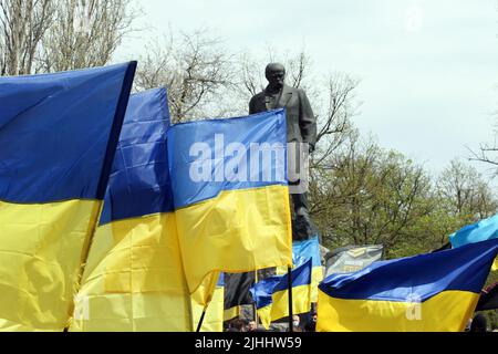 2. Mai 2021, Odessa, Ukraine: Die Teilnehmer halten während des marsches der Verteidiger der Stadt Fahnen der Ukraine in der Nähe des Denkmals für Taras Schewtschenko. Die Auseinandersetzungen in Odesa 2014 waren eine Reihe von Konflikten zwischen pro-Maidan- und Anti-Maidan-Demonstranten, die sich 2014 in der südukrainischen Stadt Odesa nach der Revolution der würde ereigneten. Die Gewalt verschärfte sich am 2. Mai, als eine pro-Maidan-Demonstration von Anti-Maidan-Aktivisten angegriffen wurde. 48 Menschen starben, davon 46 Anti-Maidan-Aktivisten. 42 der Opfer starben beim Brand des Gewerkschaftshauses und 200 Stockfoto