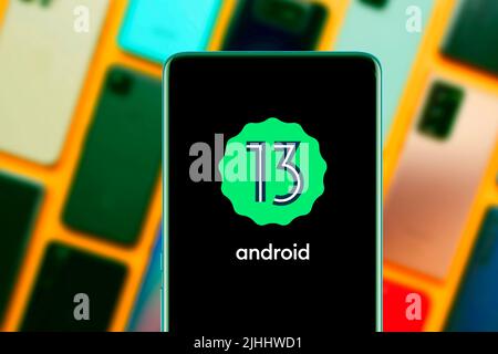 Smartphone mit android 13 Logo. google-Betriebssystem. Usa, Kalifornien 17. Juli 2022 Stockfoto