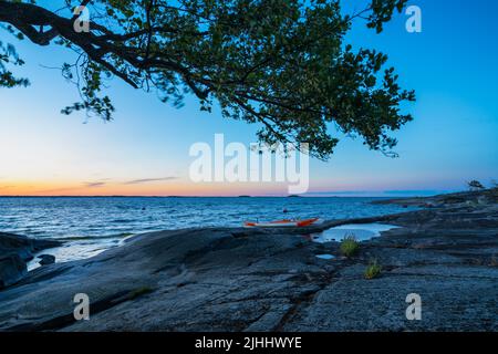 Kajaks am Ufer der Insel Bylandet, Kirkkonummi, Finnland Stockfoto