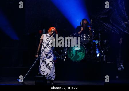 Shirley Manson, Leadsängerin und Produzentin/Schlagzeuger Butch Vig der alternativen Band Garbage, die in Toronto auftrat Stockfoto