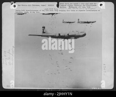 Boeing B-29 Superfortresses of the 500. Bomb Group, 73. Bomb Wing Abwurf von Feuerbomben auf japanischen Anlagen in Yokohama, Japan, 29. Mai 1945. Stockfoto