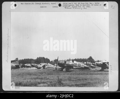 Der Erste Naheinstieg, Den Viele Amerikaner Von Japan Bekamen, War, Als Sie Auf Dem Atsugi Airfield Landeten, 32 Meilen Von Tokio Entfernt. Der Flotsam einer geschlagenen Luftwaffe wurde auf dem Atsugi Airfield montiert, einschließlich gut belüfteter Navy Jack-Flugzeuge. Stockfoto