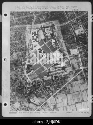 Das Werk der Kawanishi Aircraft Company in Himeji, Japan, zwischen Okayama und Kobe, wie es aussah, kurz bevor es am 22. Juni 1945 von der Boeing B-29 Superfestungen des Generalmajors Curtis E. Lemays Bomberkommandos 21. vollständig zerstört wurde. Stockfoto