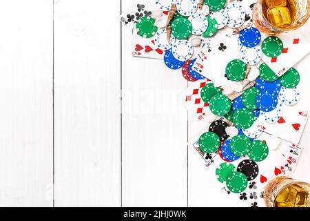 Glücksspiel. Poker Chips und Karten auf Holztisch. Draufsicht. Copyspace. Poker Stockfoto