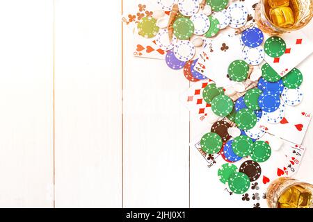 Glücksspiel. Poker Chips und Karten auf Holztisch. Draufsicht. Copyspace. Poker Stockfoto