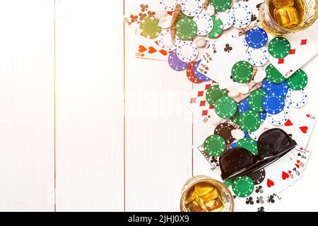 Glücksspiel. Pokerchips, Karten und Sonnenbrillen auf Holztisch. Draufsicht. Copyspace. Poker Stockfoto