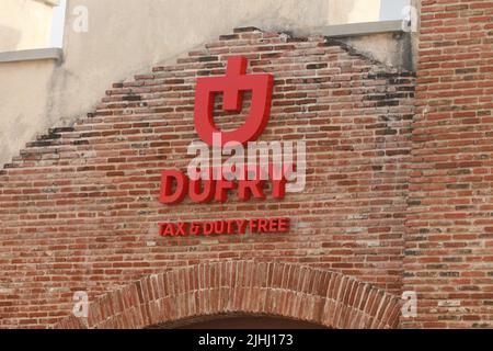 Beschilderung des Duty-Free-Shops von Dufry in Amber Cove, dominikanische republik Stockfoto