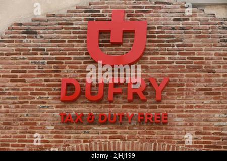 Beschilderung des Duty-Free-Shops von Dufry in Amber Cove, dominikanische republik Stockfoto