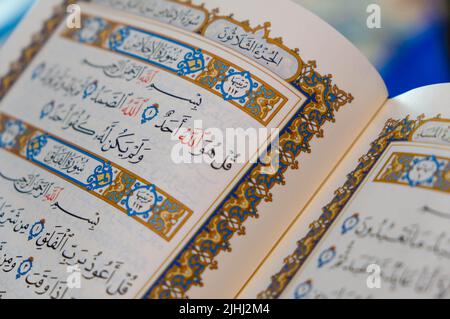 quran öffnen Buchseite Nahaufnahme Stockfoto