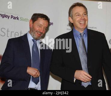 Aktenfoto vom 09/12/04 des damaligen Premierministers Tony Blair (rechts) und David Blunkett an der Longley Park Sixth Form School, Sheffield. Blair wurde vor der Verpflichtung der Labour-Regierung gewarnt, das berüchtigte Gesetz, das die „Förderung“ von Homosexualität in Schulen im Vorfeld der Parlamentswahlen 2001 verbietet, abzuschaffen, wie aus Aufzeichnungen zu lesen ist. Blunkett, damals der Bildungsminister, schrieb zweimal an den Premierminister, um seine Bedenken bezüglich des Aufruhs über Abschnitt 28 zu äußern. Ausgabedatum: Dienstag, 19. Juli 2022. Stockfoto