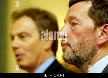 Aktenfoto vom 06/04/04 des damaligen Premierministers Tony Blair (links) und David Blunkett während einer Medienkonferenz in der Downing Street Nr. 10. Blair wurde vor der Verpflichtung der Labour-Regierung gewarnt, das berüchtigte Gesetz, das die „Förderung“ von Homosexualität in Schulen im Vorfeld der Parlamentswahlen 2001 verbietet, abzuschaffen, wie aus Aufzeichnungen zu lesen ist. Blunkett, damals der Bildungsminister, schrieb zweimal an den Premierminister, um seine Bedenken bezüglich des Aufruhs über Abschnitt 28 zu äußern. Ausgabedatum: Dienstag, 19. Juli 2022. Stockfoto