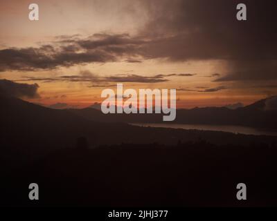 Dramatischer Morgenhimmel bei Sonnenaufgang Stockfoto