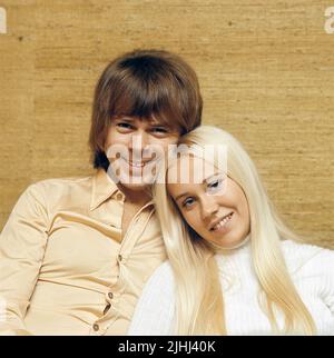 ABBA. Agnetha Fältskog. Sänger. Mitglied der Popgruppe ABBA. Geboren 1950. Hier zu Hause mit ihrem Verlobten Björn Ulvaeus 1970, den sie am 6. Juli 1971 heiratete. Stockfoto