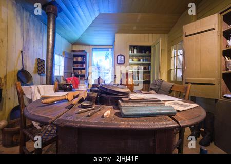 Innenansicht eines typischen ländlichen, landwirtschaftlichen, blauen Kragen Arbeiterhauses während des 19.. Jahrhunderts. Im Oakland Museum of Art in Oakland, Califor Stockfoto