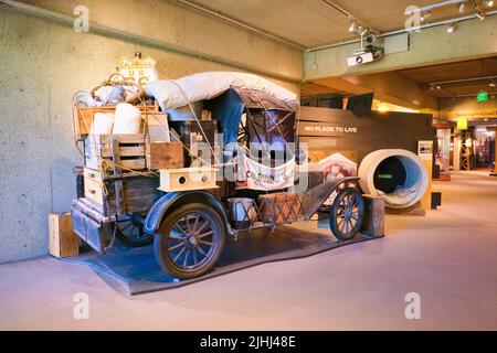 Ausstellung eines typischen Dust Bowl, ein altes Auto aus der Depressionszeit, das eine arme Familie auf der Route 66 nach Kalifornien gebracht hat. Im Oakland Museum of Art in Oakland, Calif Stockfoto