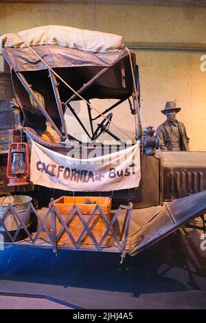 Ausstellung eines typischen Dust Bowl, ein altes Auto aus der Depressionszeit, das eine arme Familie auf der Route 66 nach Kalifornien gebracht hat. Im Oakland Museum of Art in Oakland, Calif Stockfoto