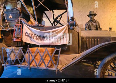 Ausstellung eines typischen Dust Bowl, ein altes Auto aus der Depressionszeit, das eine arme Familie auf der Route 66 nach Kalifornien gebracht hat. Im Oakland Museum of Art in Oakland, Calif Stockfoto