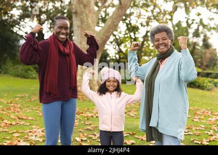 Bild einer glücklichen afroamerikanischen Großmutter, Mutter und Tochter, die Spaß im Garten haben Stockfoto