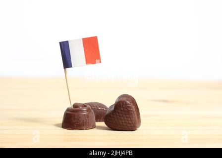 Französische Schokoladentrüffel mit französischer Flagge auf dem Tisch mit Weiß Stockfoto