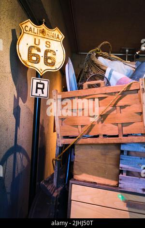 Ein klassisches Straßenschild für California US 66, die Straße, die während der Depression für Familien verwendet wurde, die nach Westen ziehen. Im Oakland Museum of Art in Oakl Stockfoto