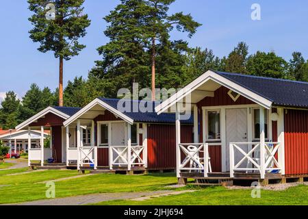 Red Ferienhäuser auf einem Campingplatz Stockfoto