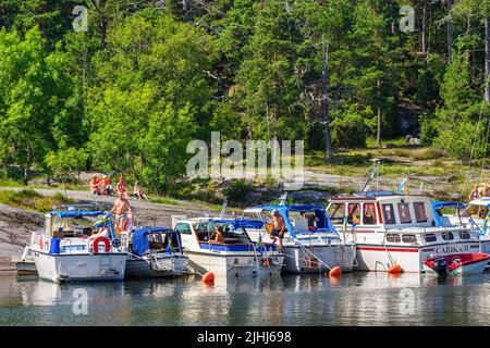 Boote in einem Naturhafen am Strand Stockfoto