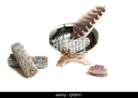 Abalone Shell mit Salbei-Räucherung und Amethyst-Stein zur Reinigung und Reinigung isoliert auf weißem Hintergrund Stockfoto