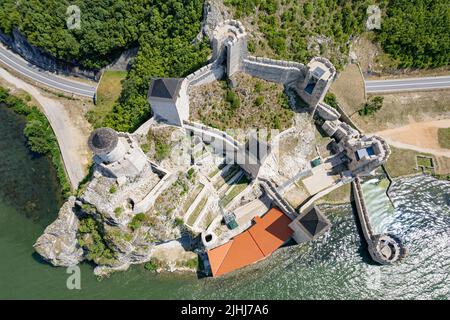 Top Blick auf die Festung Golubac in Serbien am Donauufer Stockfoto