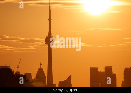 Die Morgensonne scheint auf dem ikonischen Stadtbild von Toronto und dem CN Tower unter Stockfoto