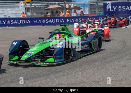 New York, Usa. 17.. Juli 2022. Robin Frijns (Auto-Nr. 4) von Envision Racing fährt während der ABB FIA Formula E Championship, New York City E-Prix Saison 8 Runde 12, im Brooklyn Bezirk von New York City. (Foto von Ron Adar/SOPA Images/Sipa USA) Quelle: SIPA USA/Alamy Live News Stockfoto