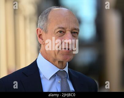 Mainz, Deutschland. 18.. Juli 2022. Roland Busch, Vorstandsvorsitzender der Siemens AG, nimmt an der Bahntaufe der ICE 4 der Deutschen Bahn 100. am Hauptbahnhof Teil. Kredit: Arne Dedert/dpa/Alamy Live Nachrichten Stockfoto