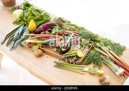 Viel frisches Gemüse, Obst und Gemüse auf dem Tisch drinnen Stockfoto