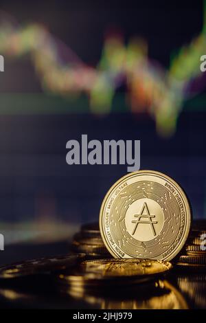 Stapel oder Haufen von Gold Cardano ADA Kryptowährung mit Candle-Stick-Diagramm und digitalen Hintergrund. Stockfoto