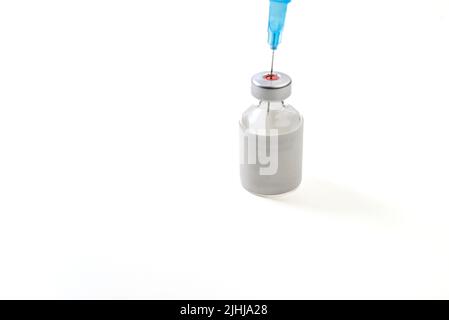 White-Label-Impfstoff-Fläschchen Mit Spritze Auf Weißem Hintergrund Stockfoto