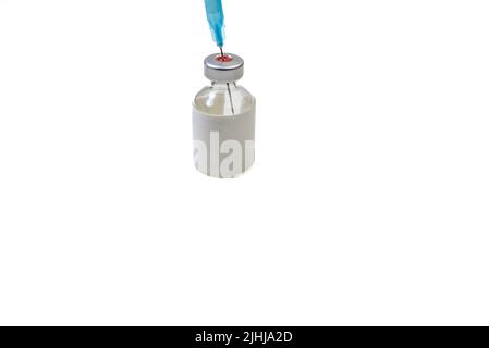 White-Label-Impfstoff-Fläschchen Mit Spritze Auf Weißem Hintergrund Stockfoto
