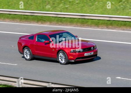 2010 roter Ford Mustang 4606 ccm Diesel LHD; unterwegs auf der M6 Motorway, Manchester, Großbritannien Stockfoto