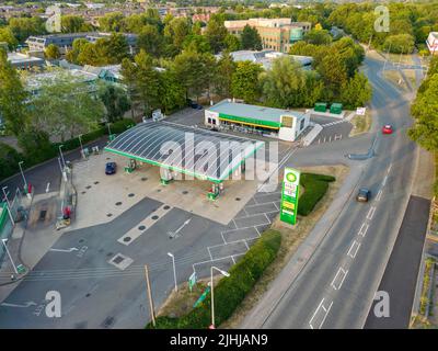 Luftaufnahme der BP-Tankstelle mit einem hohen britischen Kraftstoffpreisschild Stockfoto