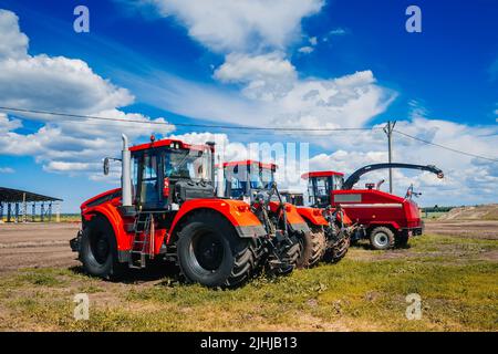 Tatarstan, Russland. 2022, 14. Juni. Rote, moderne, leistungsstarke Kirovets-Traktoren. Neue Modelle von Landmaschinen. Stockfoto